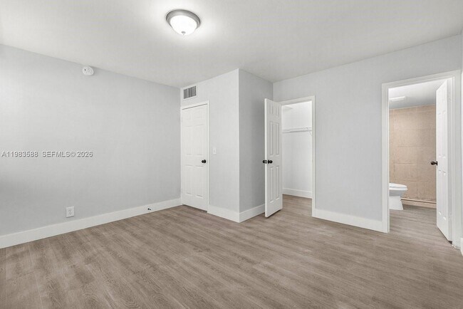 Building Photo - 1530 Crescent Cir