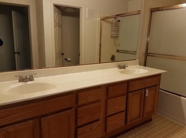 Building Photo - Charming 2BD/2BA Townhouse in Desirable Du...
