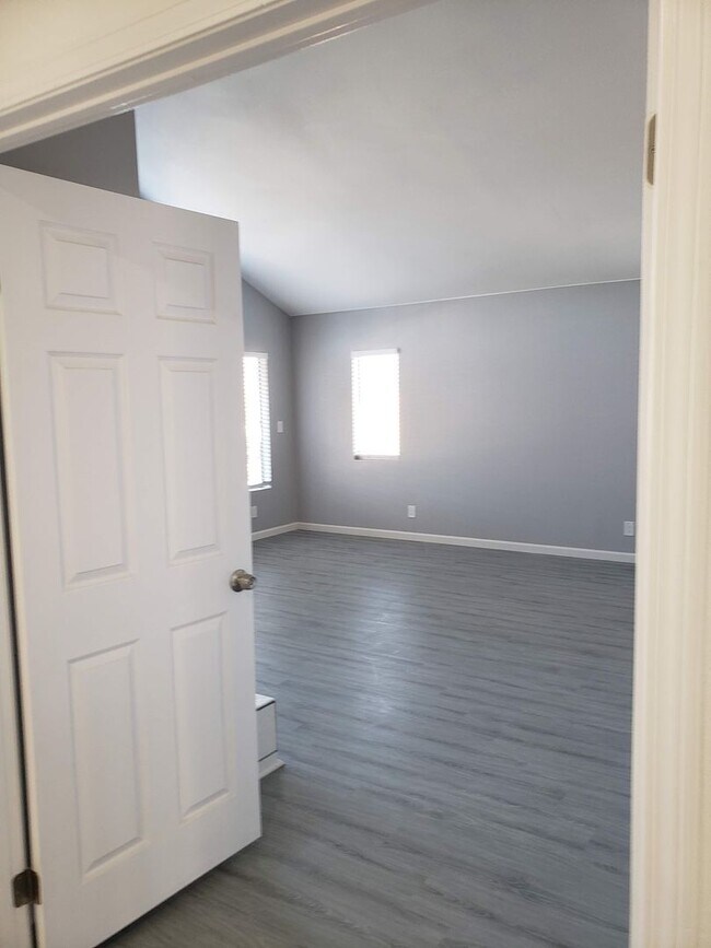Building Photo - LB2506