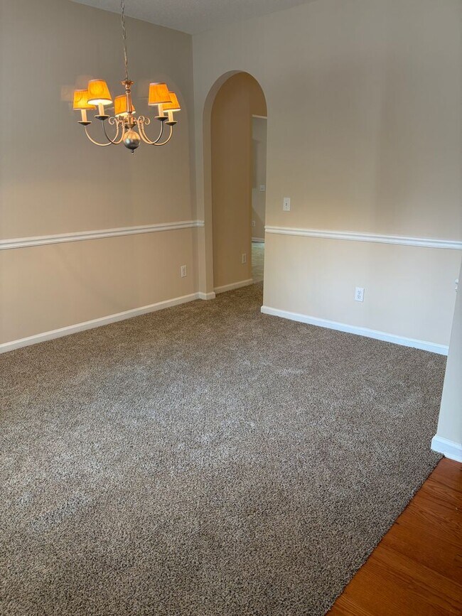 Building Photo - Large Home in Established Neighborhood