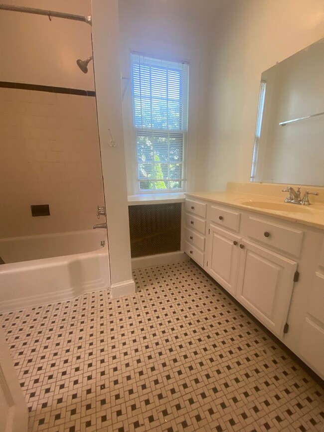 Building Photo - Renovated Georgetown Rowhouse Just Steps A...