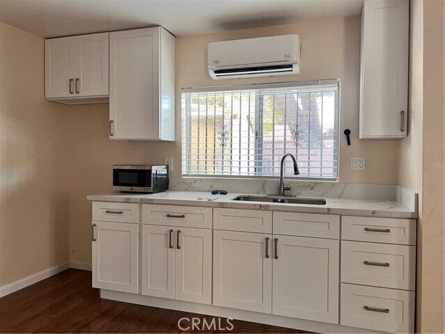 Building Photo - 1404 Dawley Ave