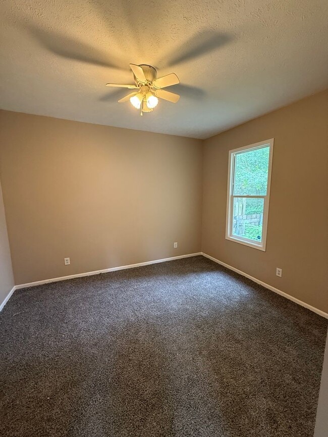 Building Photo - Updated 6 bedroom 2 bath home!