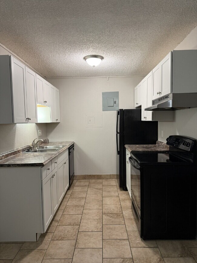 Building Photo - Updated & Clean 2BR Condo - Utilities Included - Laundry, Parking & Pool