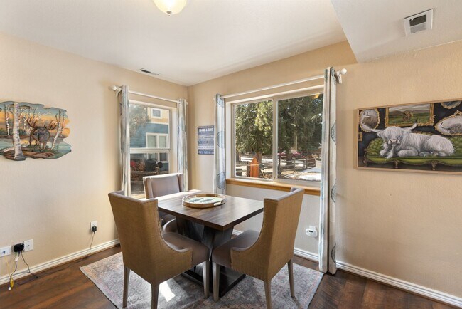 Building Photo - 3 Bed 2 Bath Fully Furnished in Woodland Park