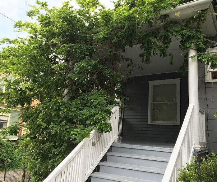 Building Photo - 208 Williams St