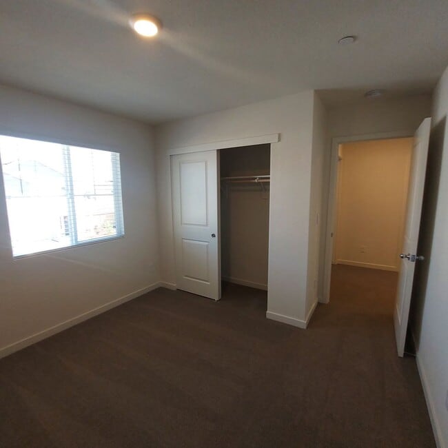 Building Photo - Newer 4 Bedroom, 2.5 bath home in West Roseville/DR Horton Built!