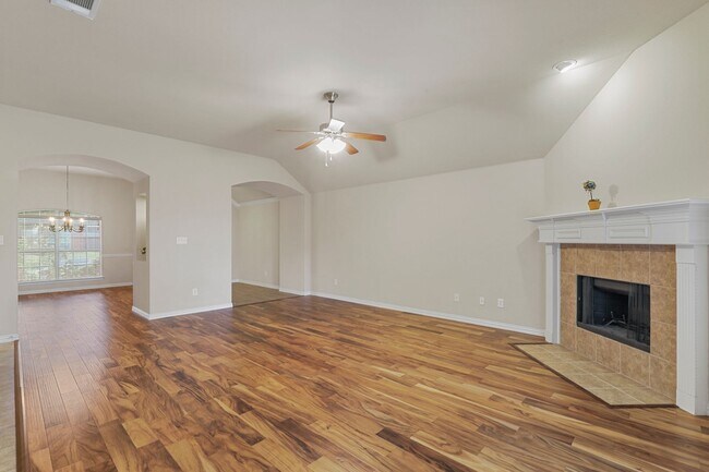Building Photo - Gorgeous 3 Bedroom 2 Bathroom Home in North Garland!