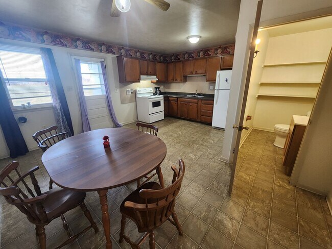 Building Photo - 6233 Mountain View Dr