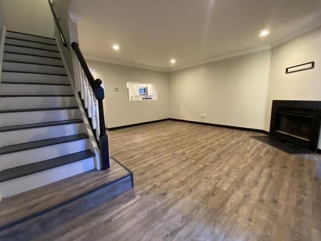 Building Photo - 1018 Dartmouth Glen Way