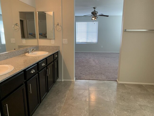 Building Photo - Beautiful 5 bedroom home
