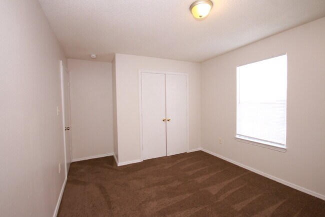 Building Photo - 3 Bedroom Home with Fenced Yard Near Downt...