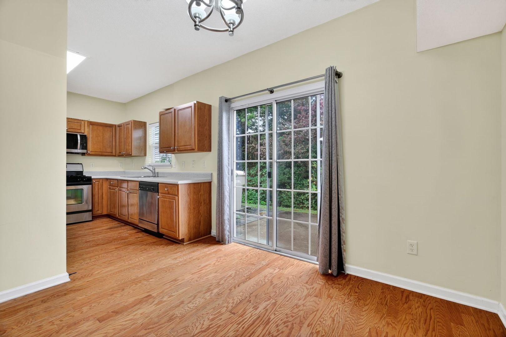 Building Photo - 135 Primrose Dr