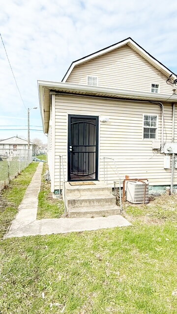 Building Photo - CENTER TOWNSHIP 3 BEDROOM HALF DUPLEX AVAILABLE NOW!