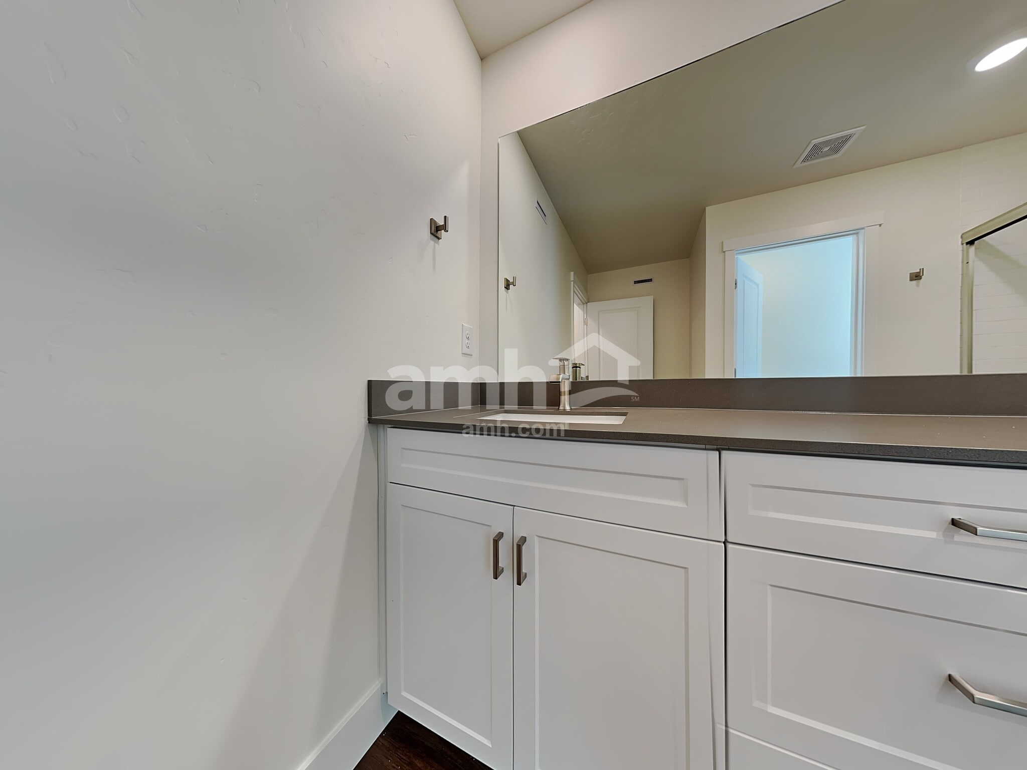 Building Photo - 955 Moorside Ave