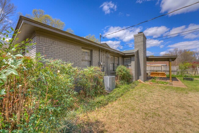 Building Photo - Colonial Acres East Memphis cutie! 3 bedrooms and tons of updates! Appliances included.