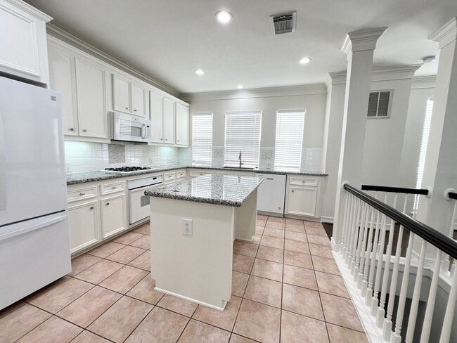 Building Photo - Stunning 4/3/2 Townhome in the Museum District !!!