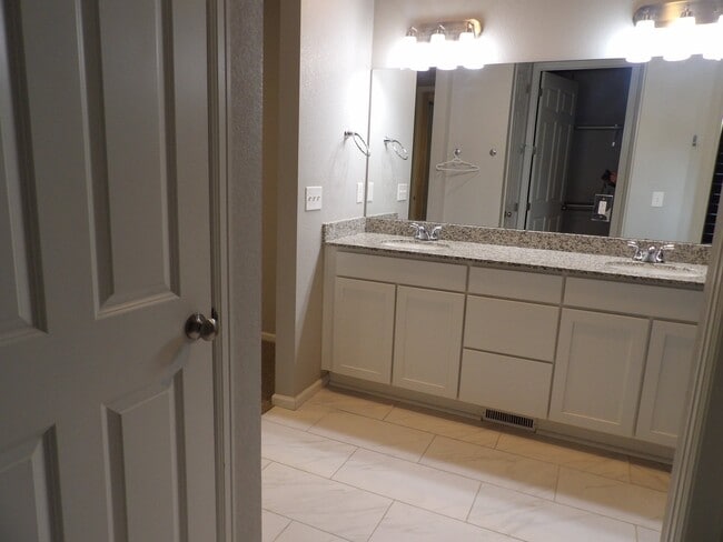Building Photo - 6520 Golden Briar Ln