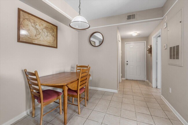 Building Photo - 2801 Chancellorsville Dr