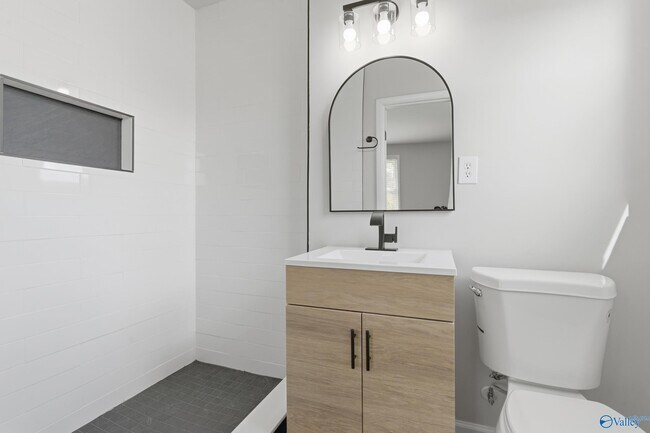 Building Photo - 400 Harolds Dr NW