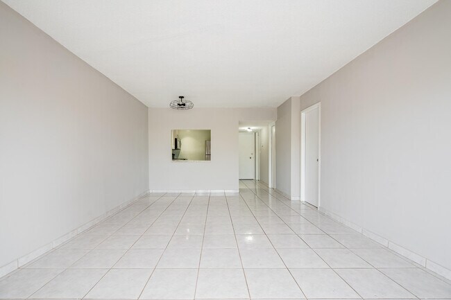 Building Photo - 2200 E Hallandale Beach Blvd