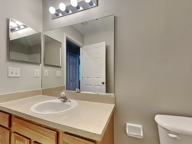 Building Photo - 4-bed, 2-bath home in Sheffield Oaks