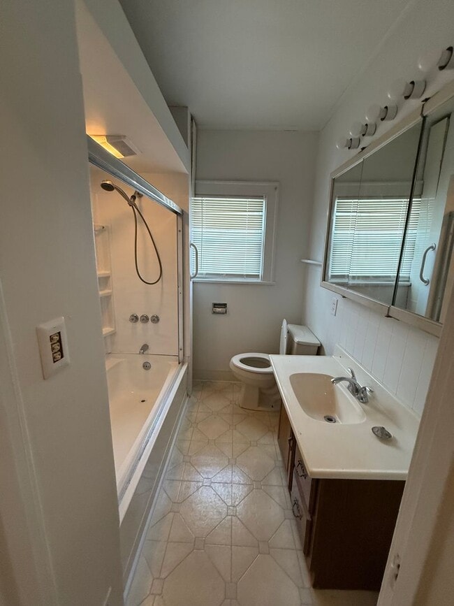 Building Photo - SECTION 8 AND EDEN ACCEPTED! Charming 2-Bedroom Home in the Heart of Akron!!