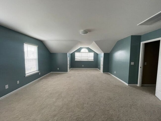 Building Photo - Northeast / Elgin- Offering Self Guided Tour with RENTLY!