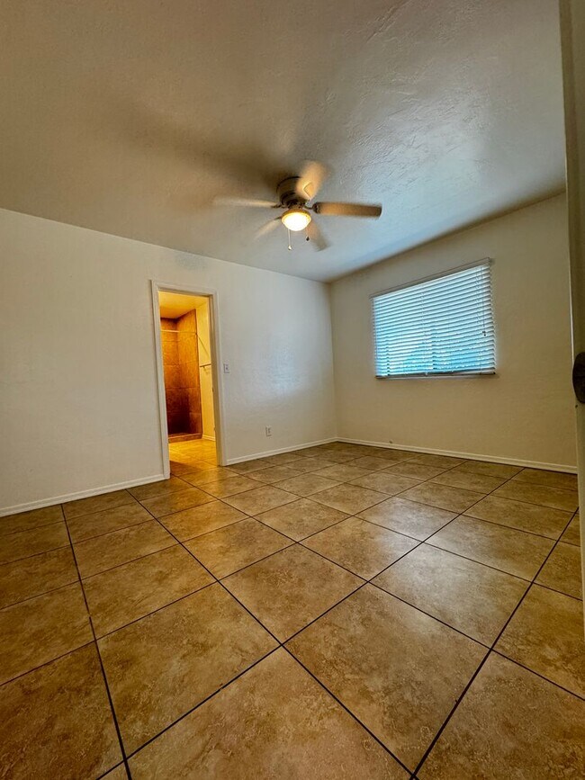 Building Photo - Eastside (Broadway and Wilmot) 3 bedroom, ...