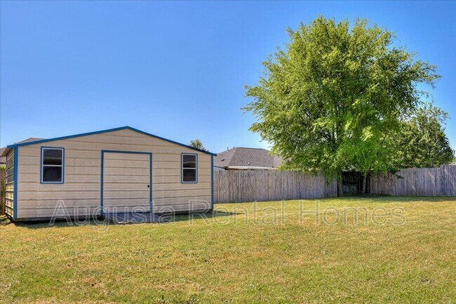 Building Photo - 207 Taylor Cir