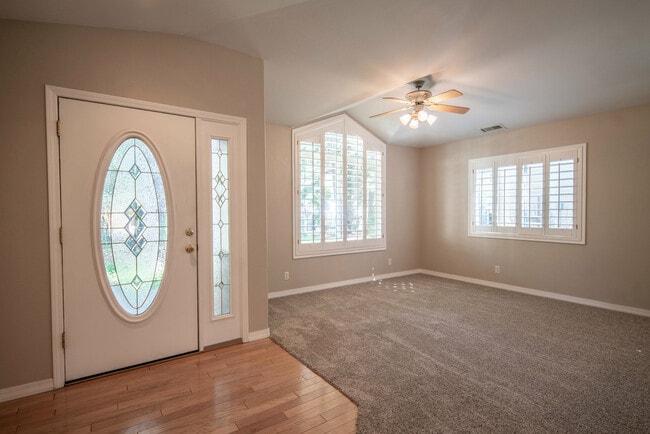 Building Photo - Beautiful Walnut Ridge Home!