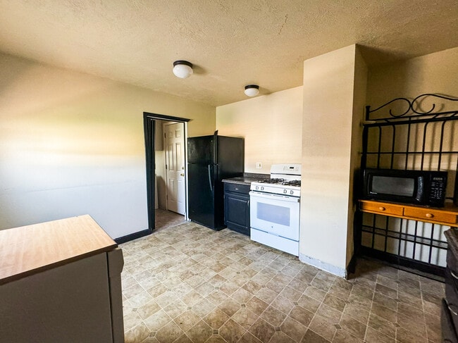 Building Photo - 1730 W Center St