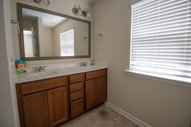 Building Photo - Spacious 3 Bedroom, 2.5 Bathroom Townhome ...