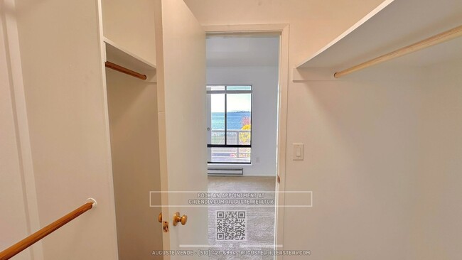 Building Photo - Fantastic Top-Floor Water View Studio!