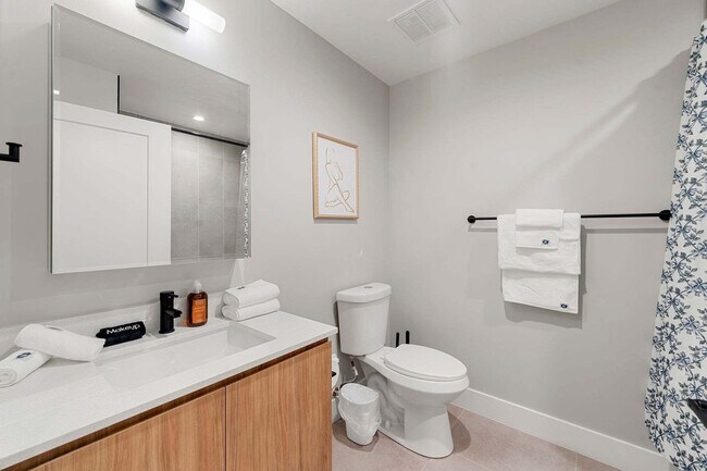 Building Photo - 6044 N Winthrop Ave