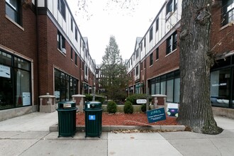 Building Photo - 946 Green Bay Rd