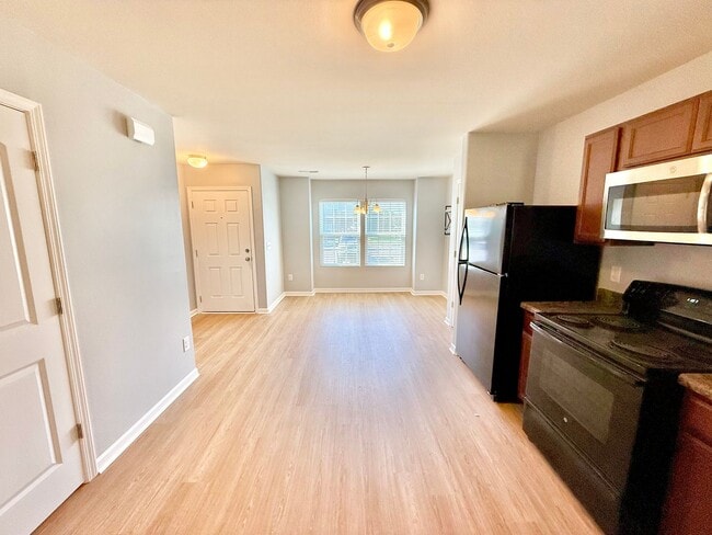 Building Photo - Beautiful 2 Bed 2.5 Bath townhome located ...