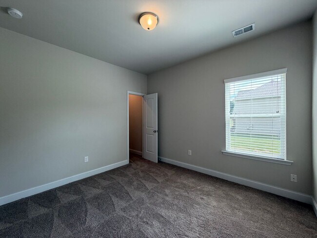 Building Photo - Spacious 4/2.5 House in Rydal- $2,995