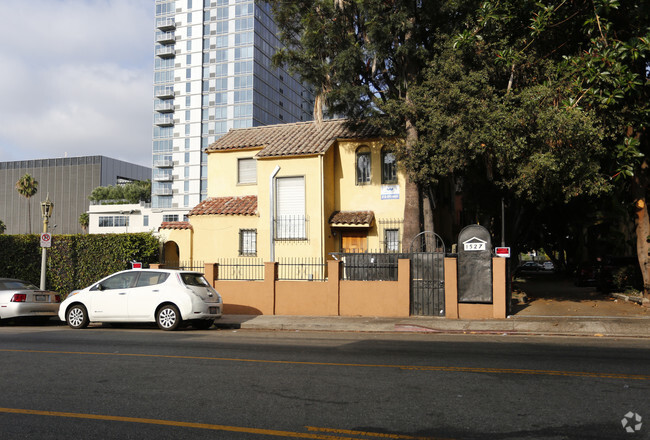 Building - 1527-1533 1/4 N Bronson Ave