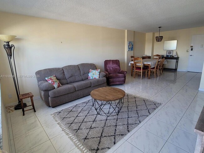 Building Photo - 401 Golden Isles Dr