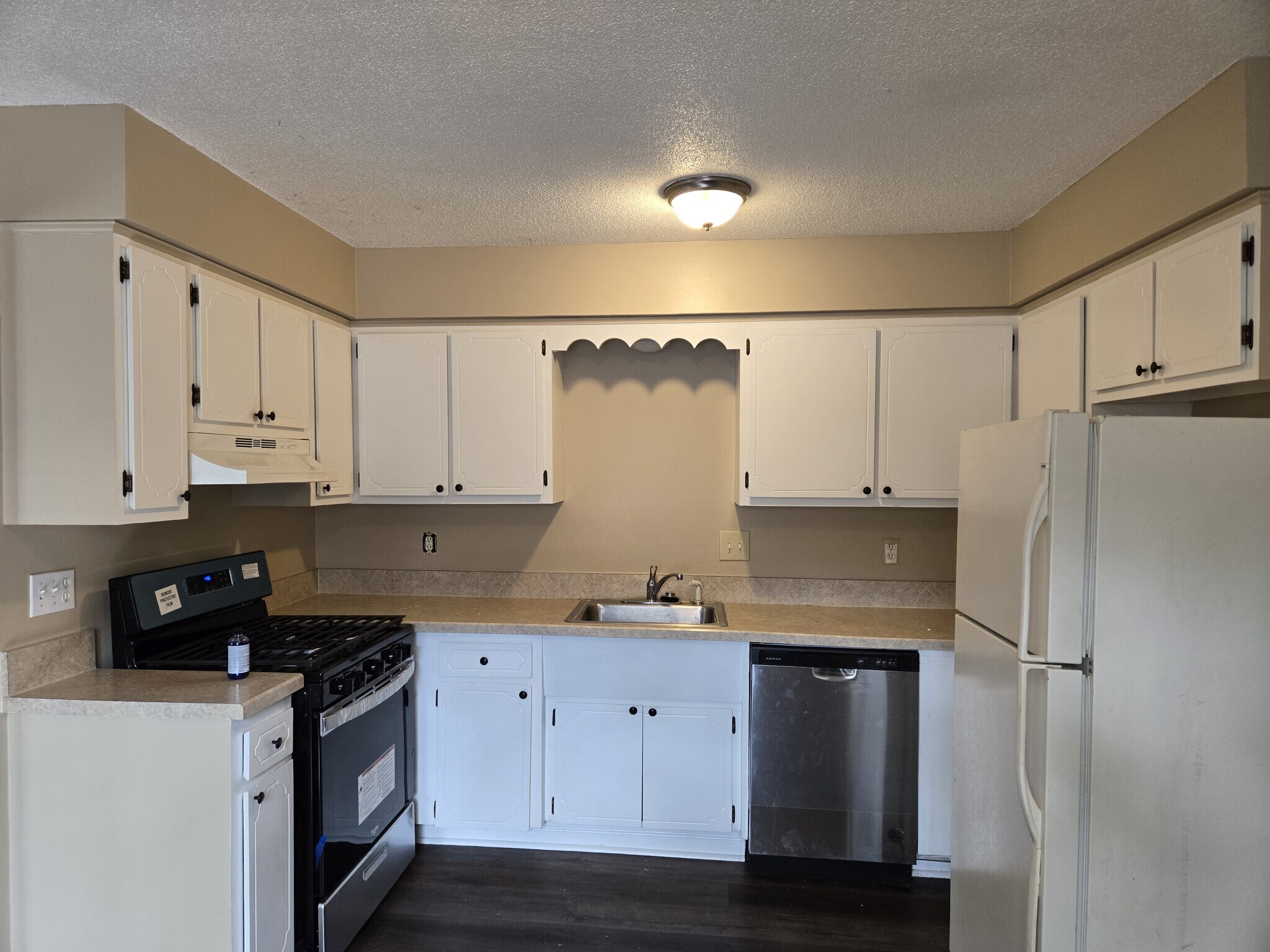 Kitchen - 652 Olde Towne Ave