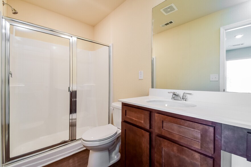 Building Photo - 404 Highwood Ln