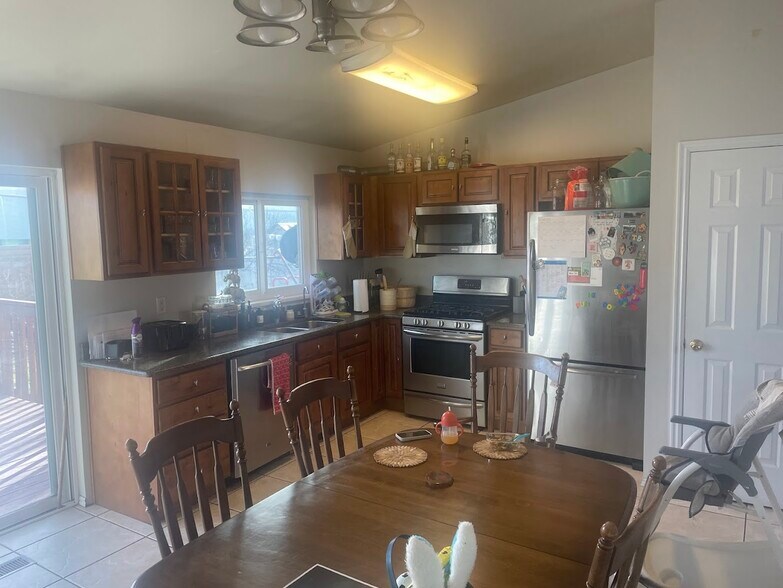 Building Photo - 758 E New England Dr