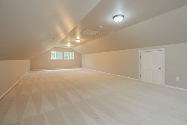 Building Photo - Move in Special! Ravensdale 3 Story,on shy...