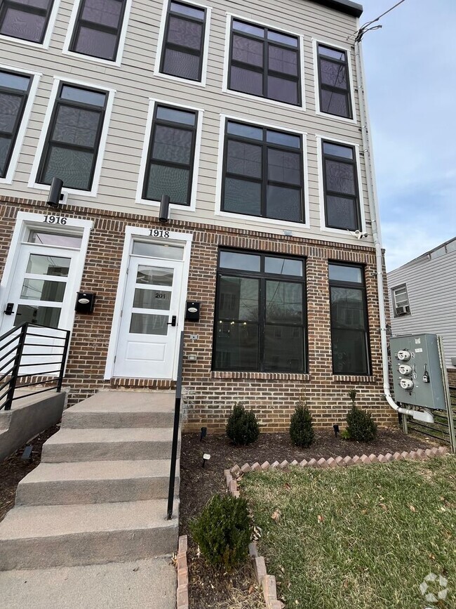 Building Photo - Gorgeous 3 BR/2 BA Apartment in Ivy City!