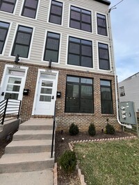 Building Photo - Gorgeous 3 BR/2 BA Apartment in Ivy City!