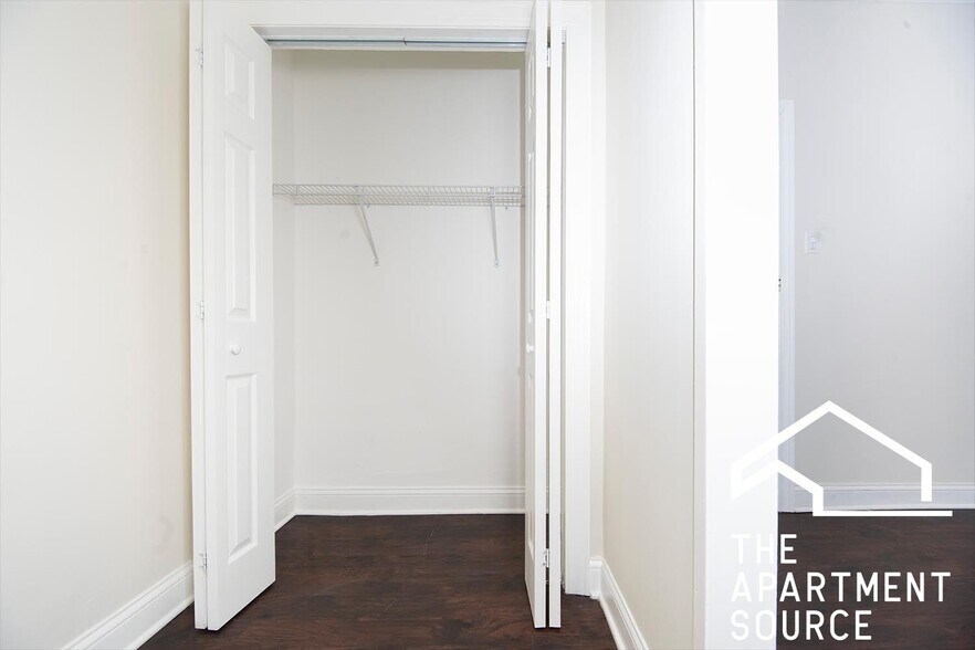 Building Photo - 3345 N Marshfield Ave