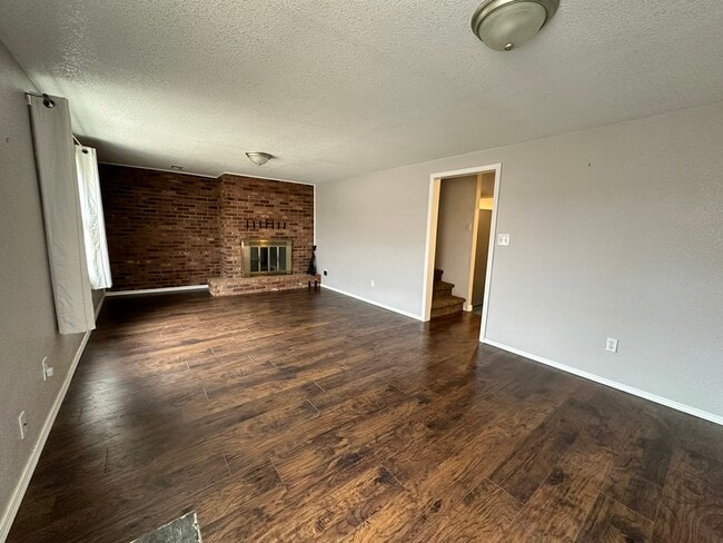 Building Photo - 613 Killarney Dr