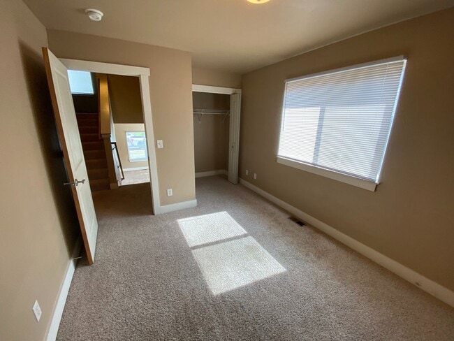 Building Photo - 5 Bedroom 2 Bath Single Family Home in Bozeman!