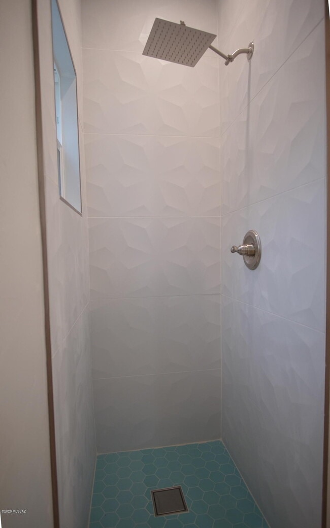 Building Photo - 118 E 18th St